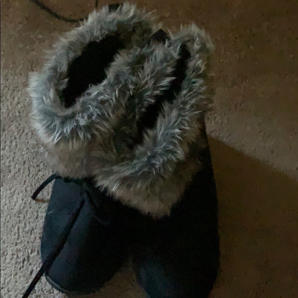 Suede boots with fur